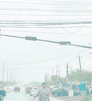 Fallan semáforos ante frente frío y aguacero