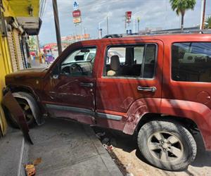 Choque entre automóvil y camioneta estacionada en Lázaro Cárdenas