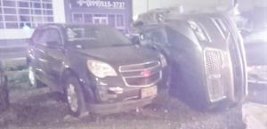 Accidente en centro comercial causa daños a vehículos estacionados