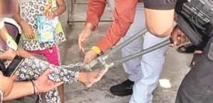 Atan a dos niñas con cadenas y candados