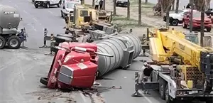 Vuelca doble remolque con combustible en libramiento de Reynosa