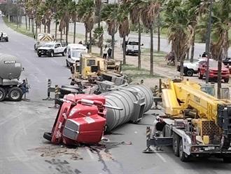 Vuelca doble remolque con combustible en libramiento de Reynosa