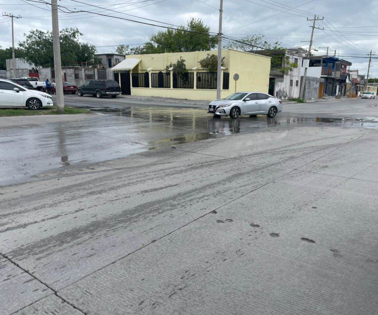 Denuncian fuga de aguas negras en Las Cumbres