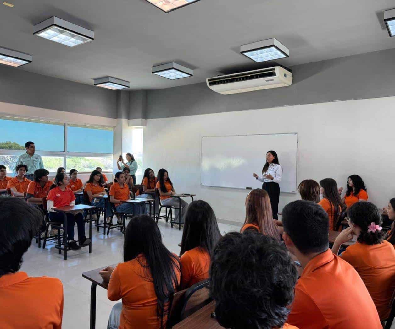 Falta de dinero frena titulación de egresados