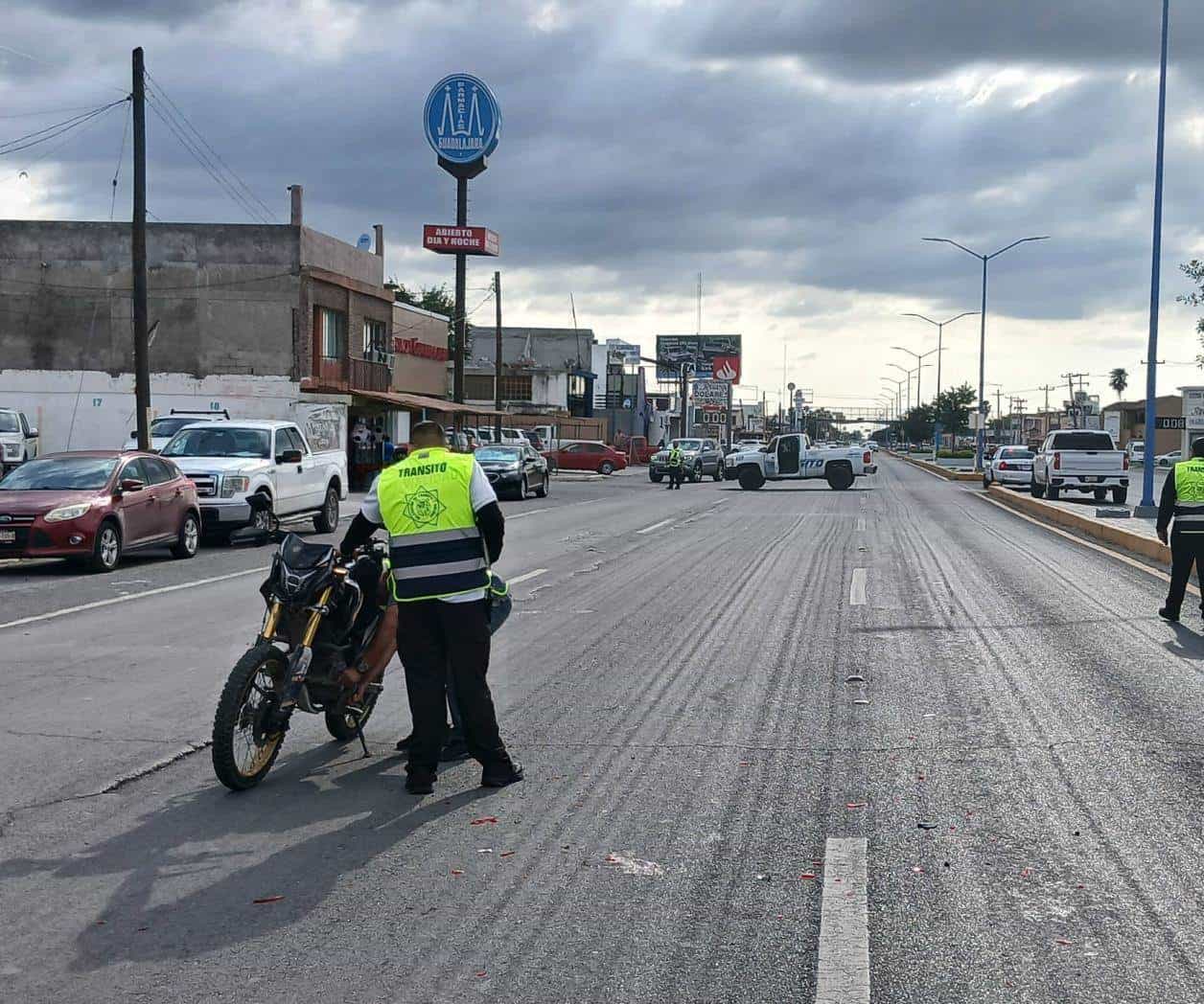 Motociclista se impacta por alcance contra auto