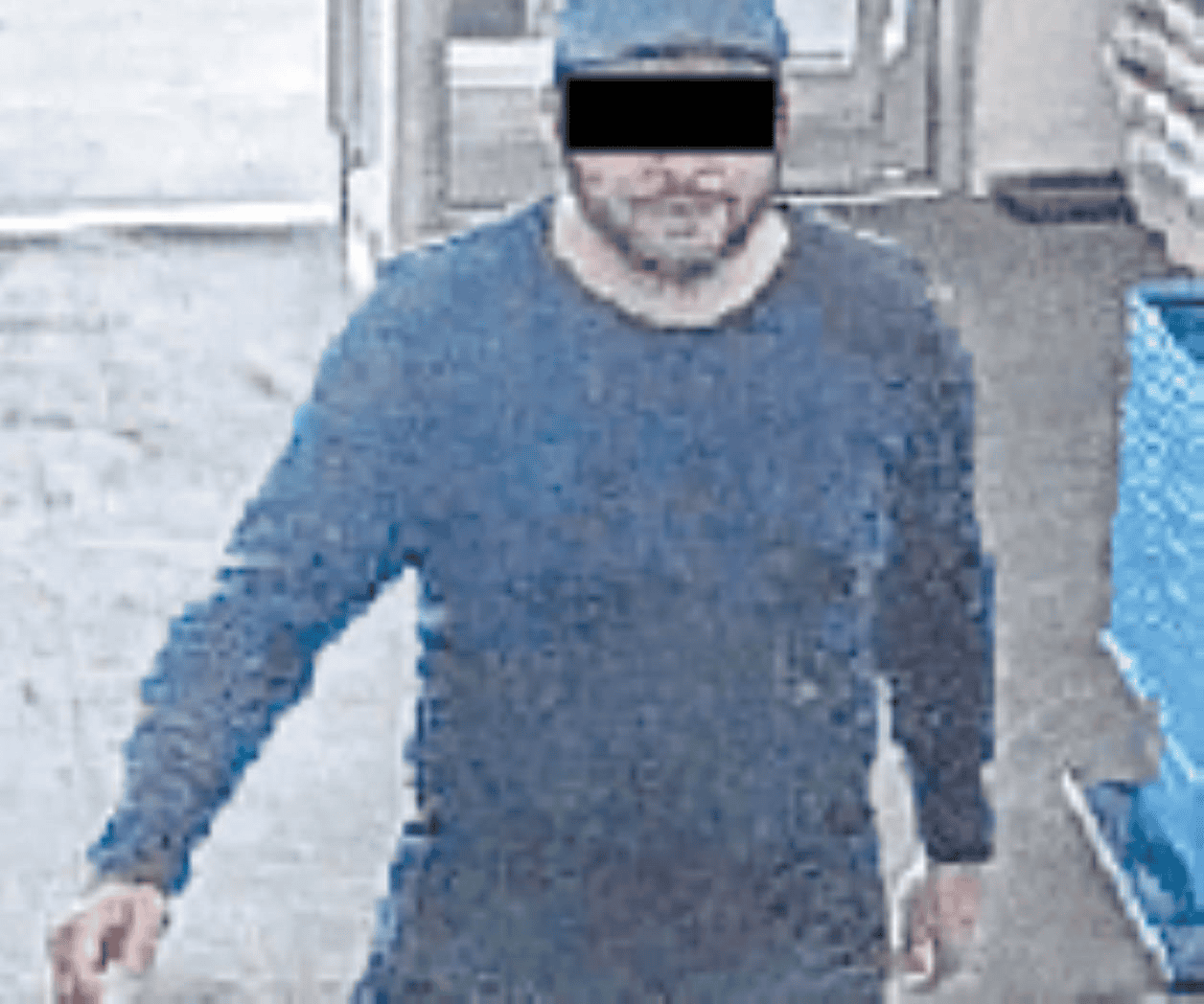 Buscan a hombre que se exhibía en estacionamientos comerciales