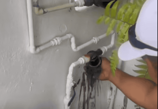 Aguas turbias con malos olores y sedimentos.