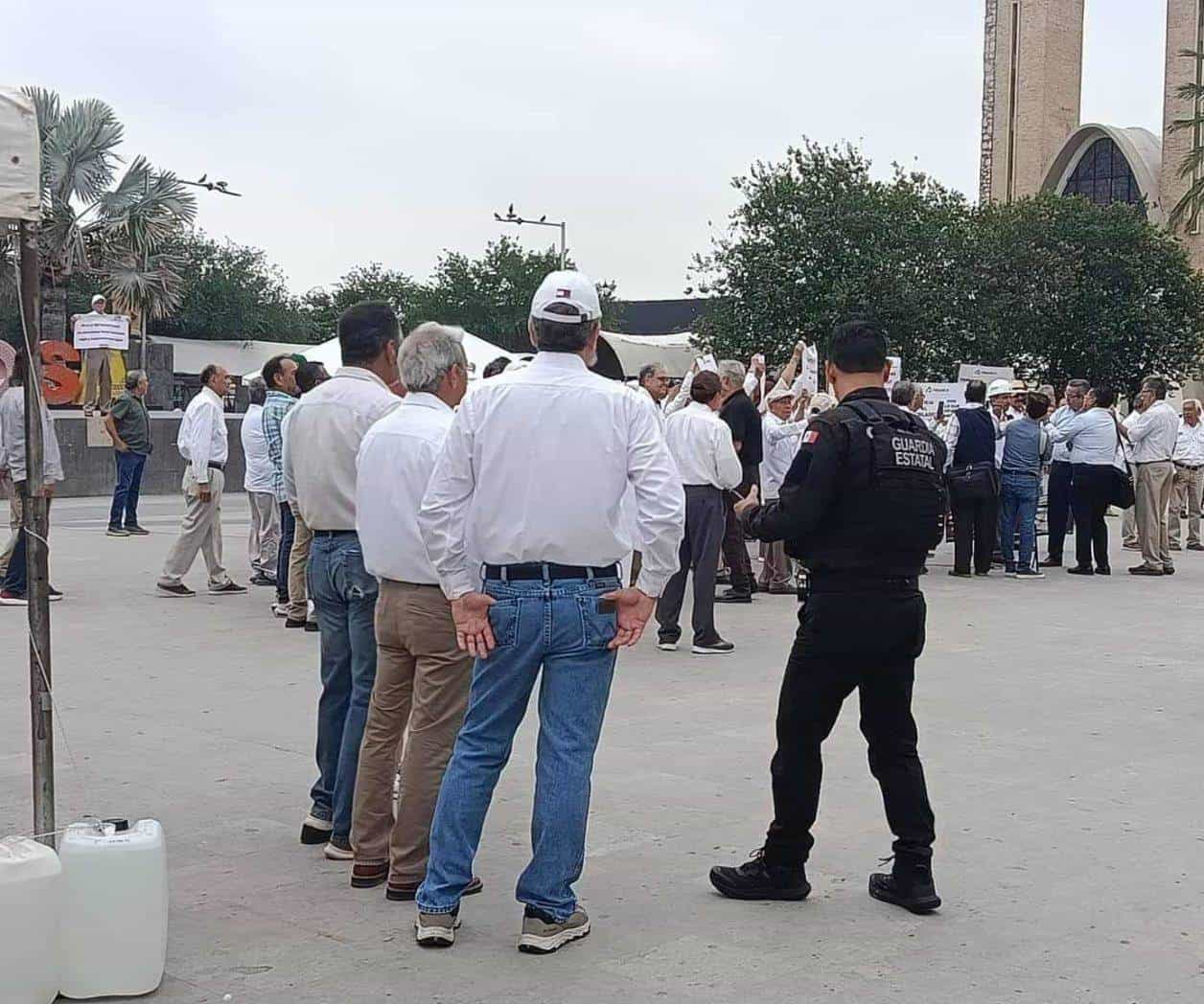 Protestan jubilados de Pemex en Reynosa