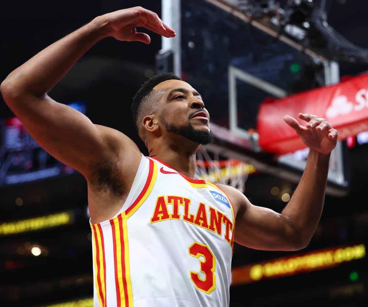 CJ McCollum guía a Hawks