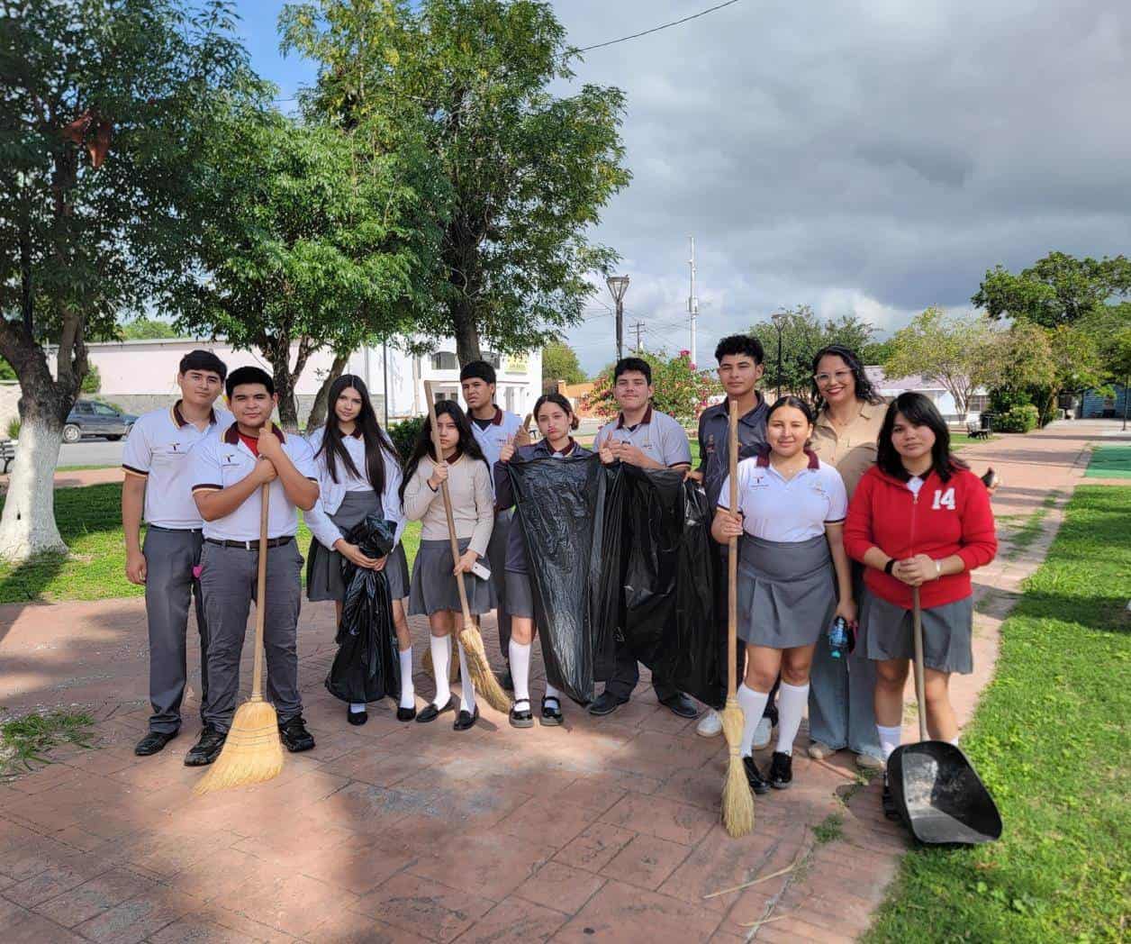 Participan estudiantes en jornada de limpieza