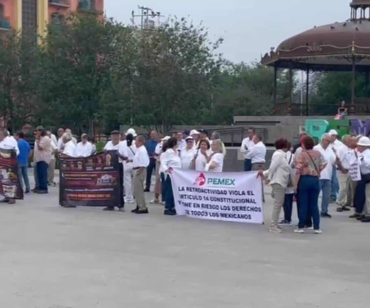 Protestan jubilados contra la ley de ‘pensión dorada’
