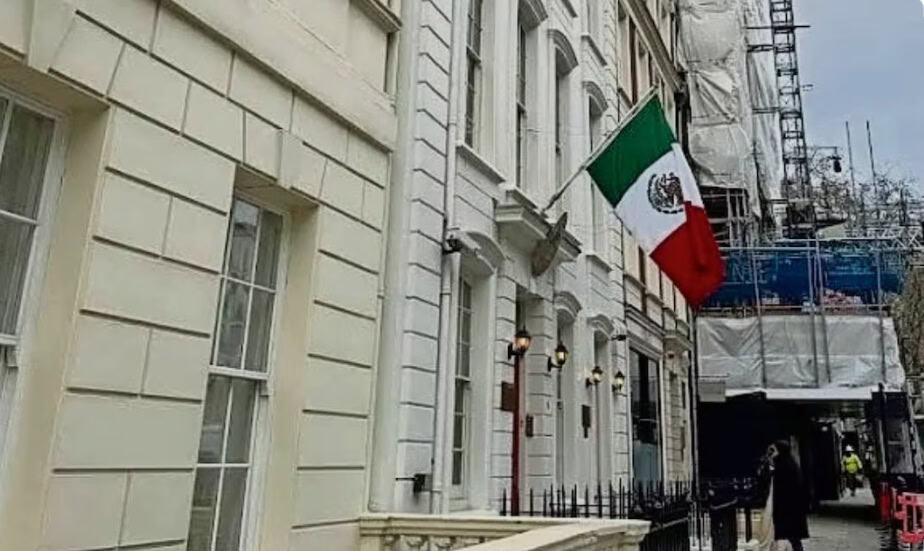 Ebrard sigue en Economía pese a indagatoria