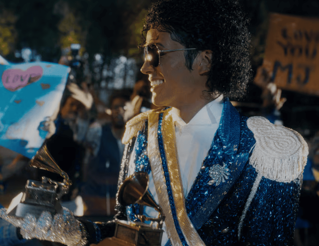 Michael conquista a fans en su estreno en México