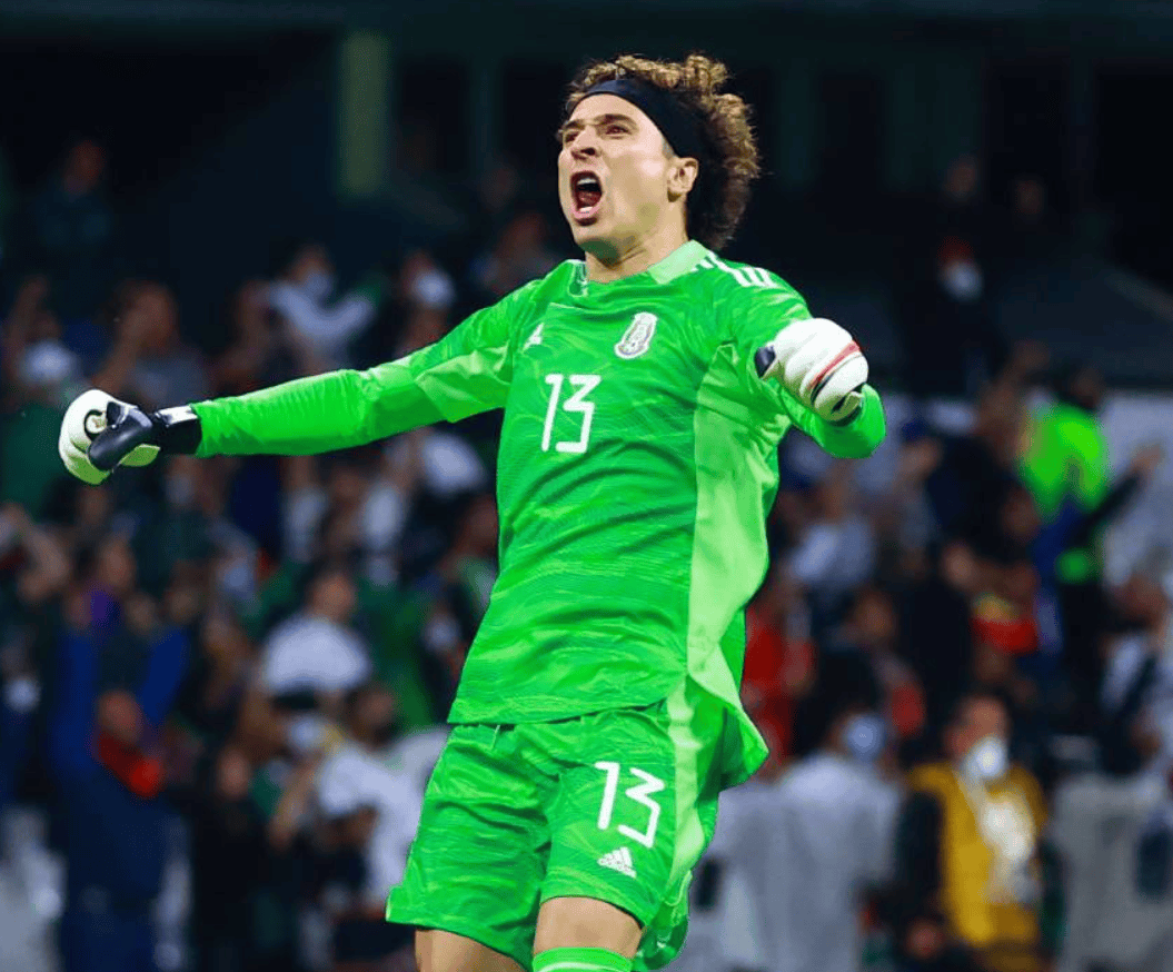 Adolfo Ríos defiende a Memo Ochoa ante críticas de La Volpe