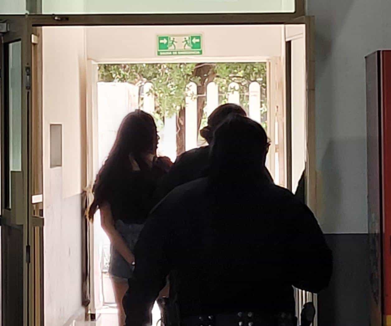 Mujer intenta robar mercancía de una tienda