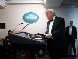 Trump sale ileso de ataque