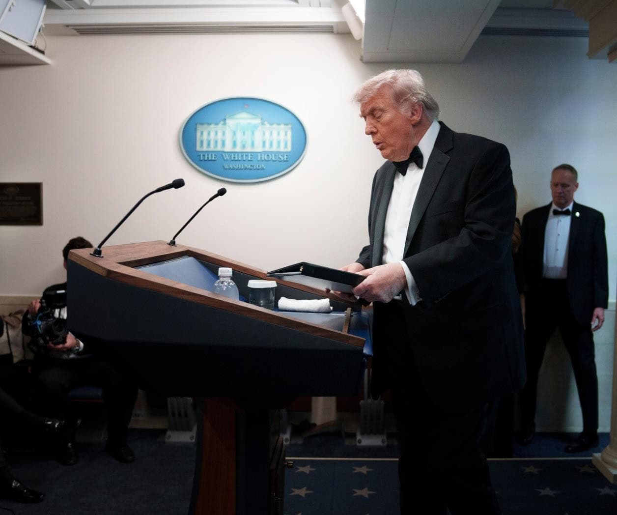 Trump sale ileso de ataque