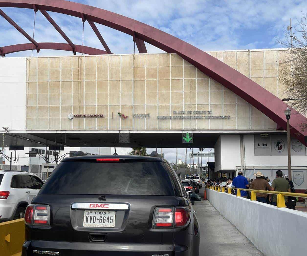 Largas filas en puentes de Matamoros