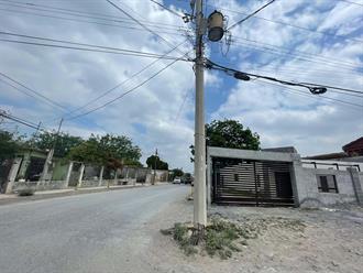  Exigen vecinos prevenir riesgos por postes dañados