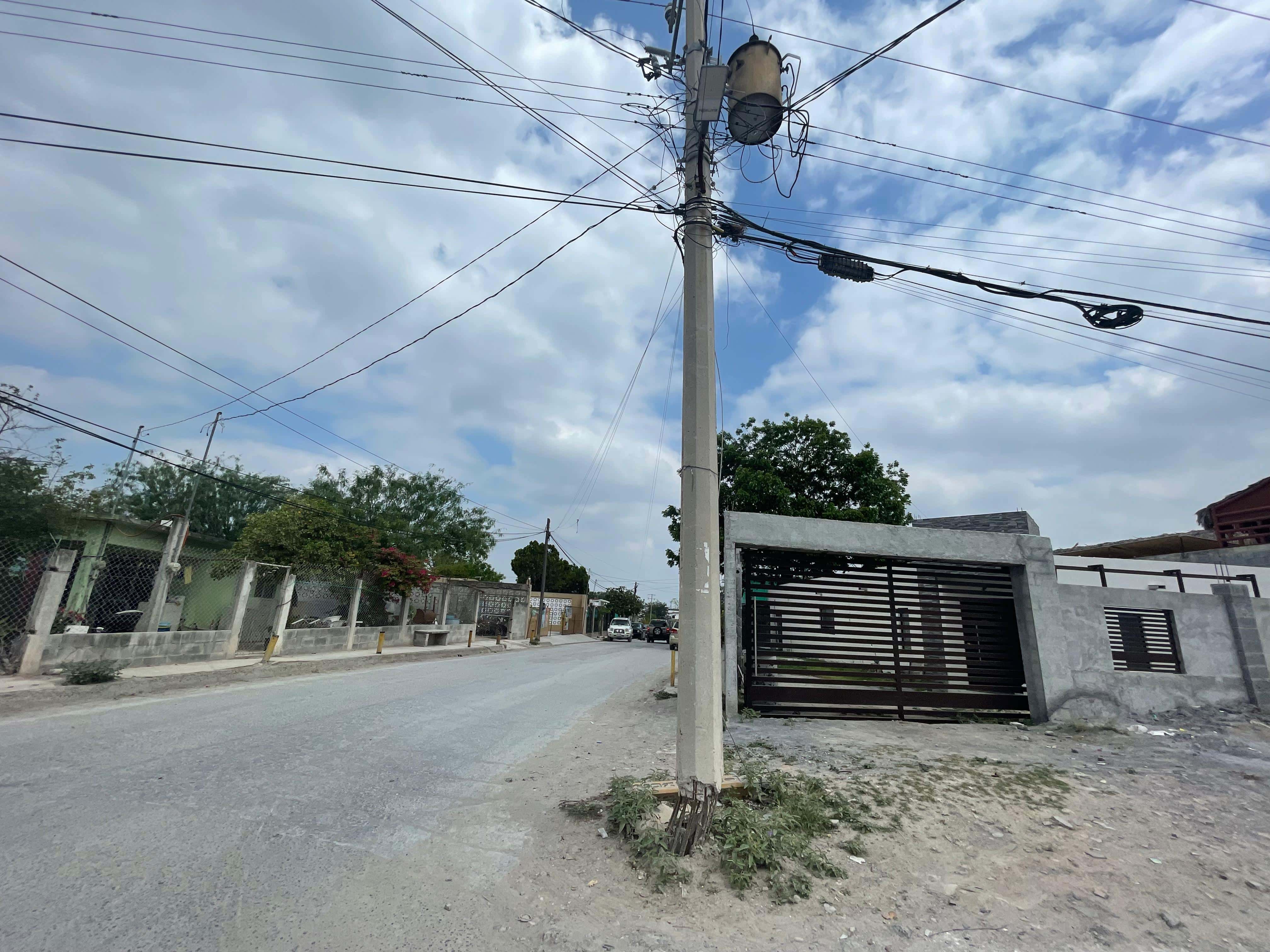  Exigen vecinos prevenir riesgos por postes dañados