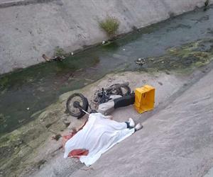 Motociclista fallece al derrapar y caer a canal de desagüe