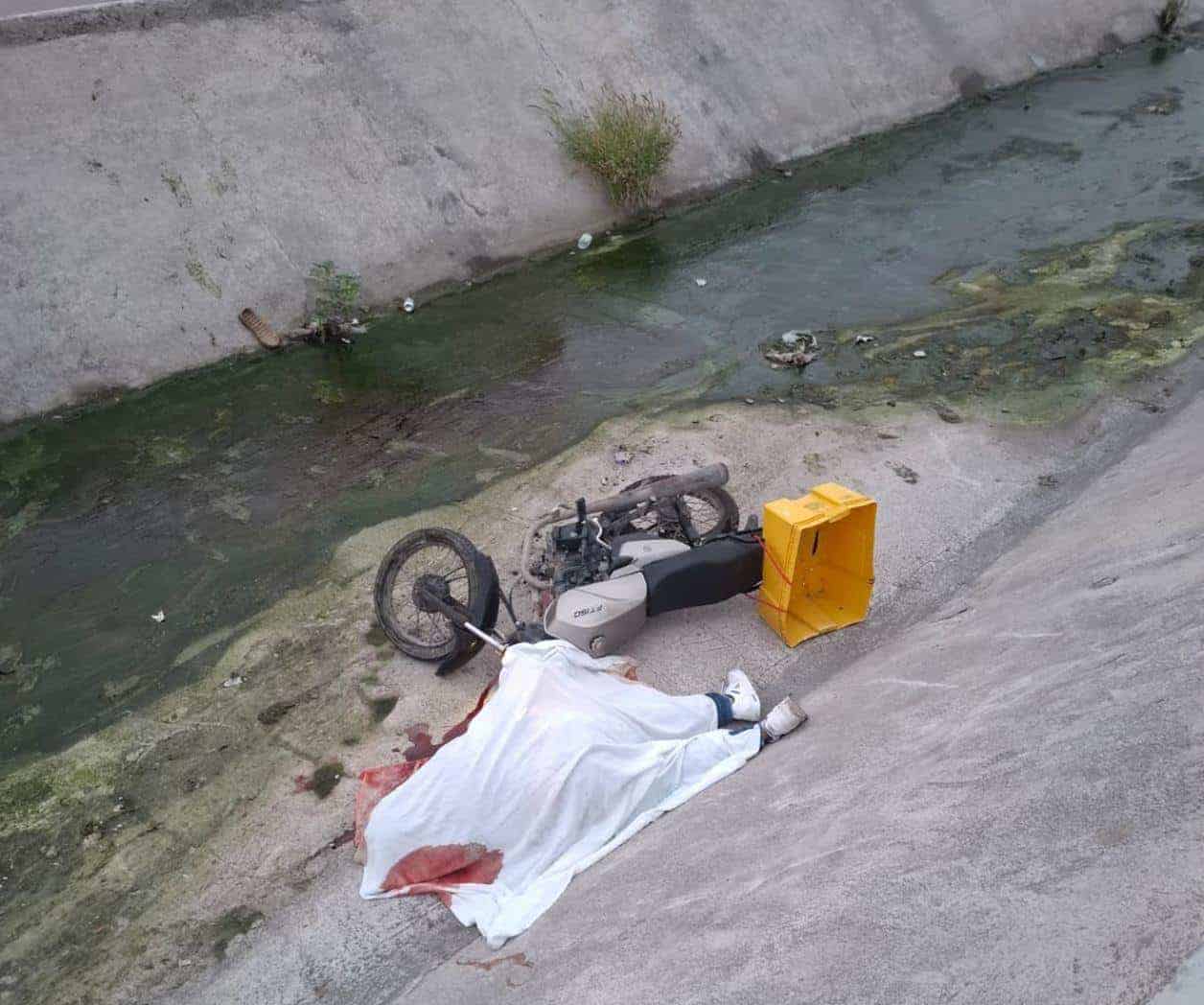 Motociclista fallece al derrapar y caer a canal de desagüe