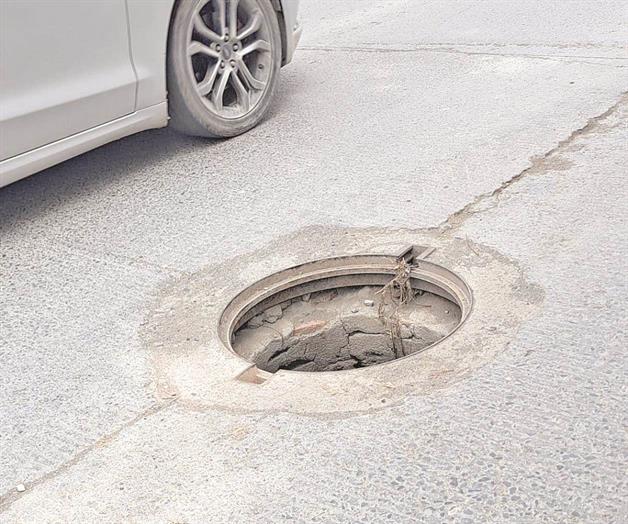 Advierten a conductores de alcantarilla destapada