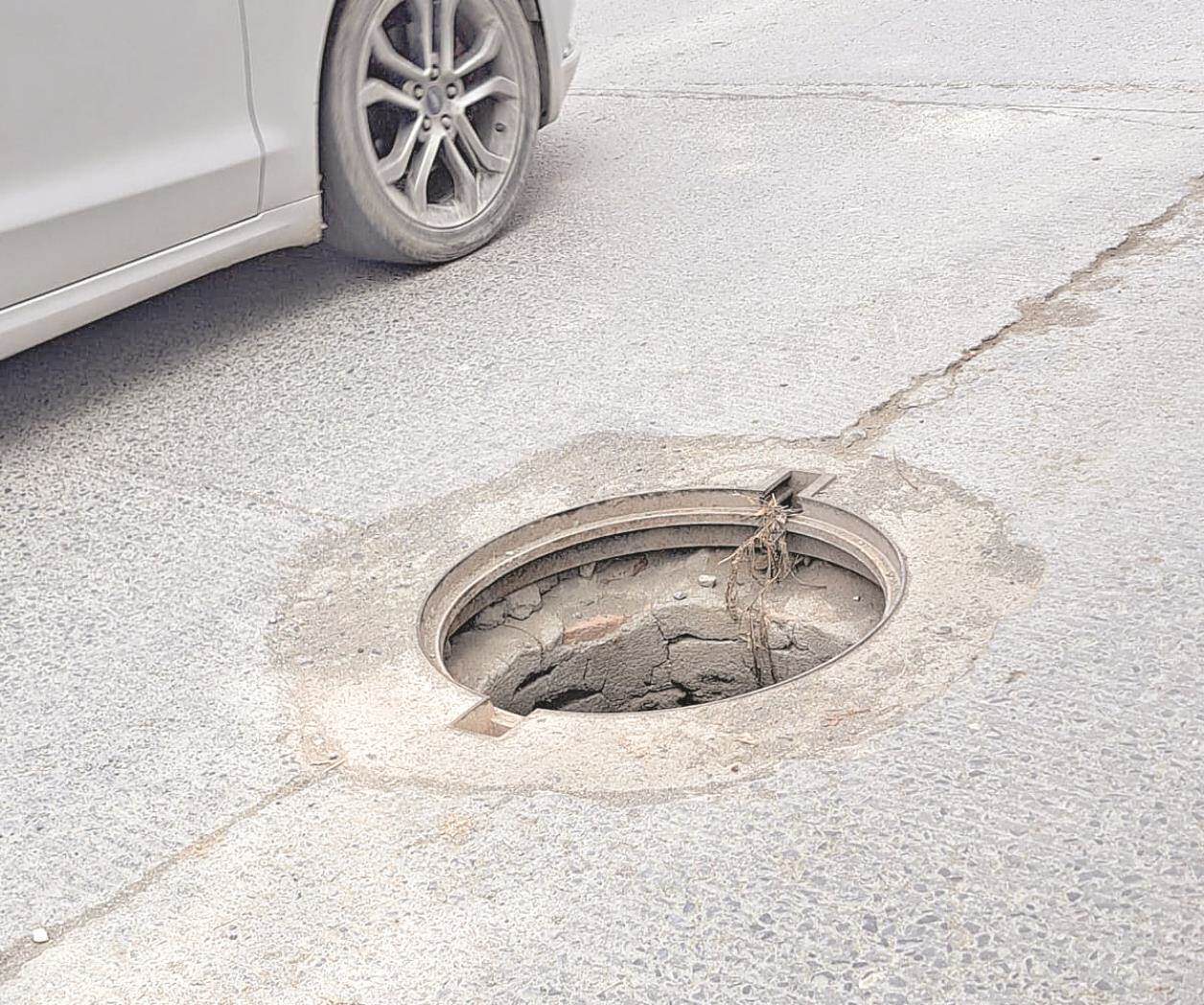 Advierten a conductores de alcantarilla destapada