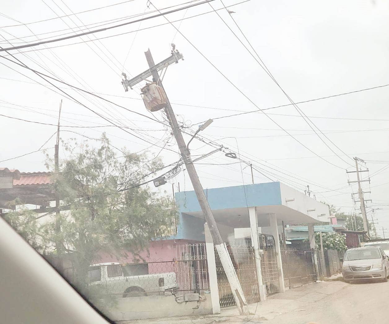 Colapsa poste; vecinos ya lo habían reportado