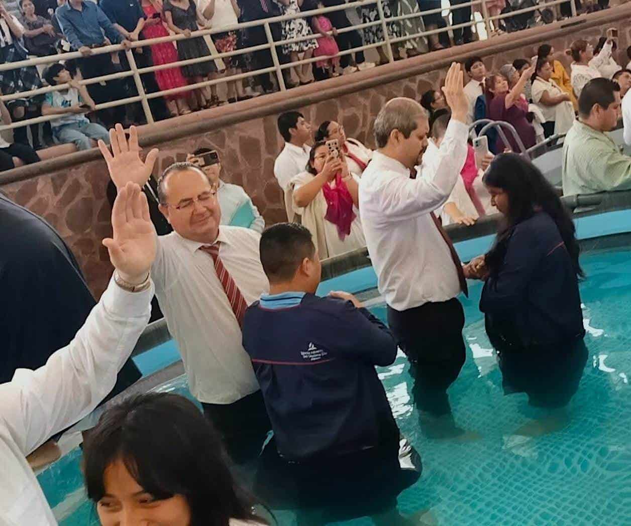 Bautismos masivos en Iglesia del Séptimo Día