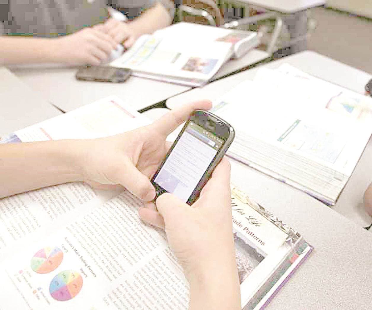Regularán uso de celulares en aulas
