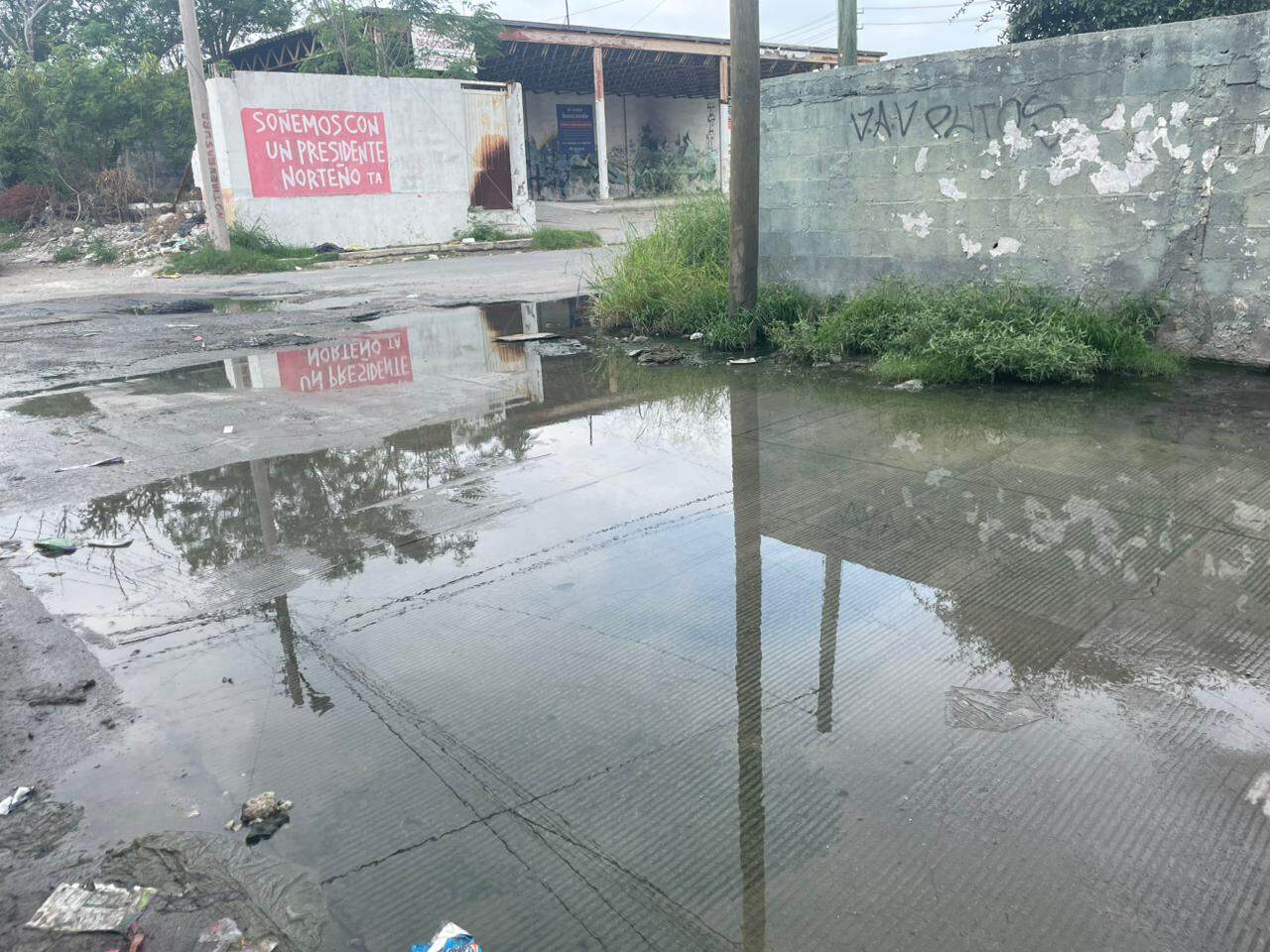 Derrame de aguas negras afecta a vecinos de la zona centro