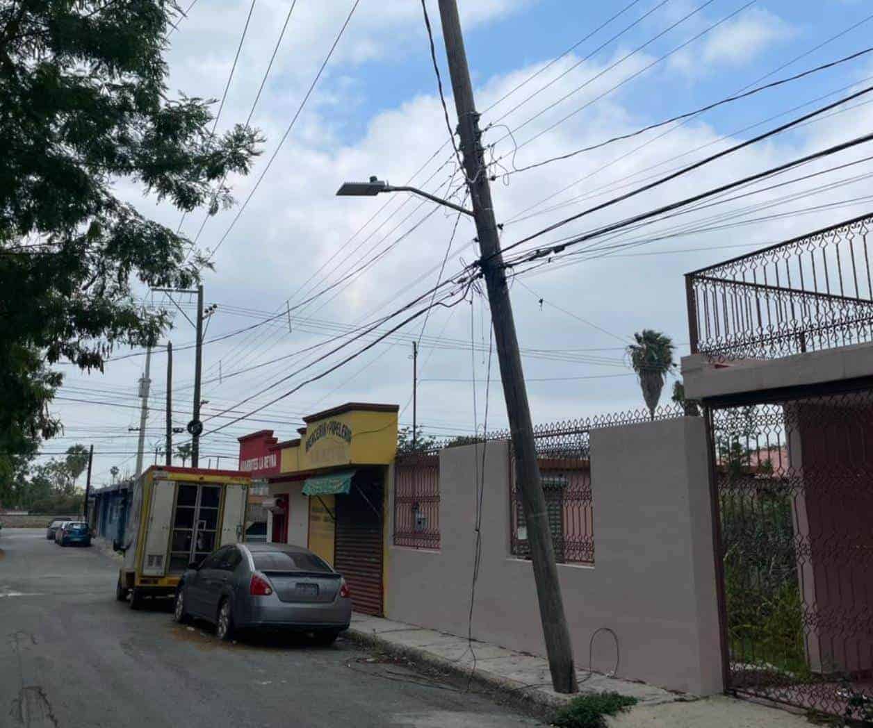 Alertan de poste de madera inestable