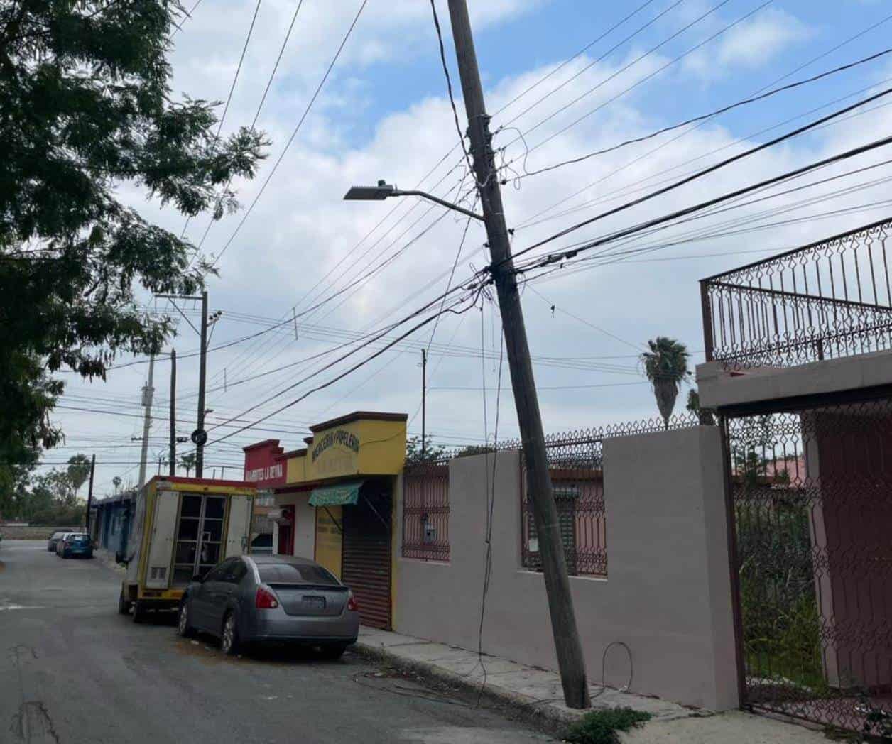 Alertan de poste de madera inestable