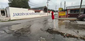 Fuga de drenaje afecta escuelas y vecinos