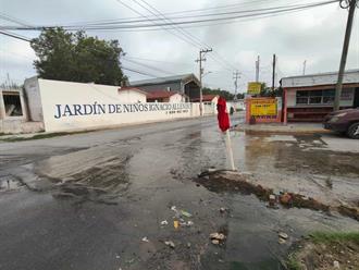 Fuga de drenaje afecta escuelas y vecinos