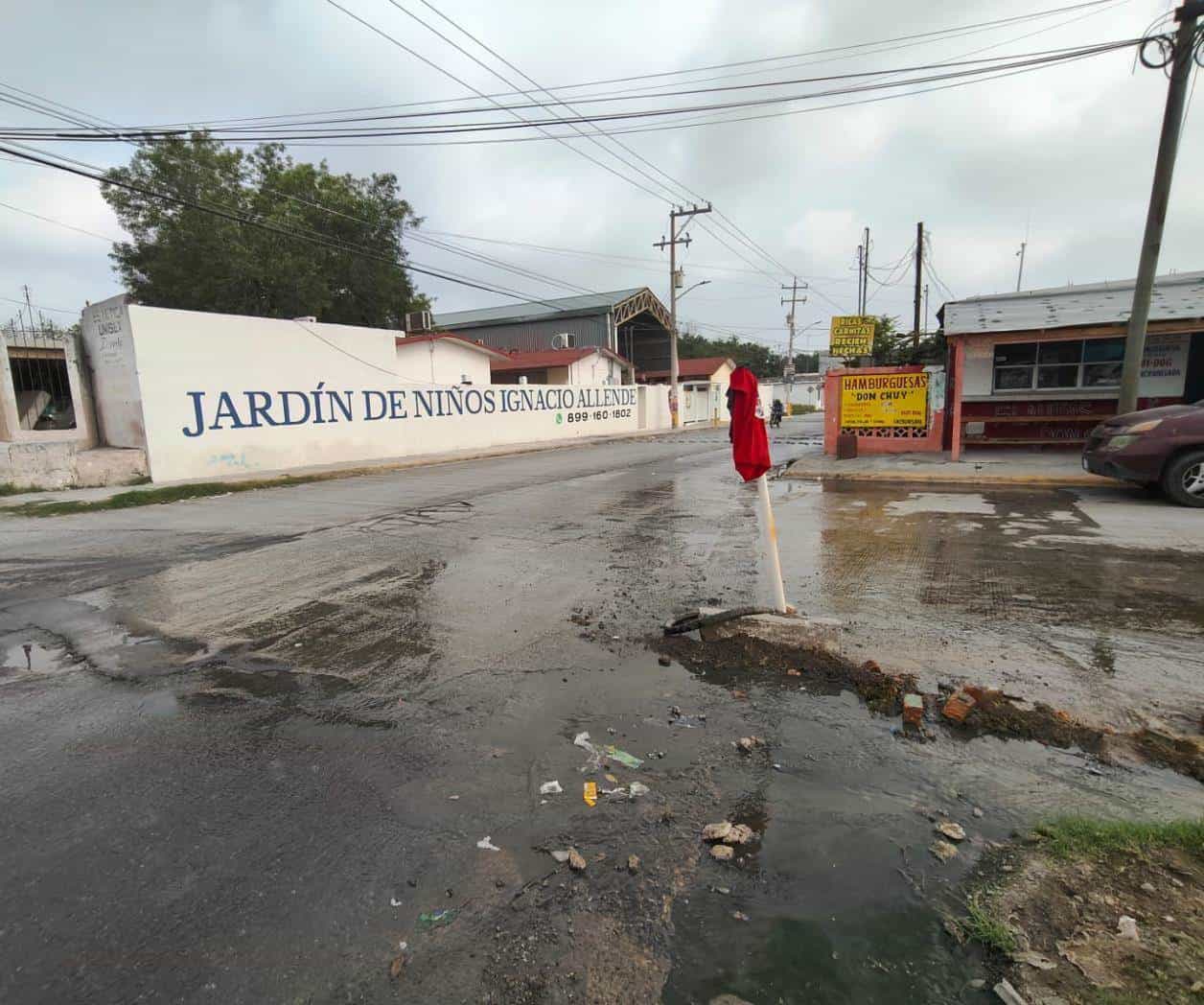 Fuga de drenaje afecta escuelas y vecinos