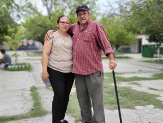 A los 70 años, cumple su sueño de ir a la escuela