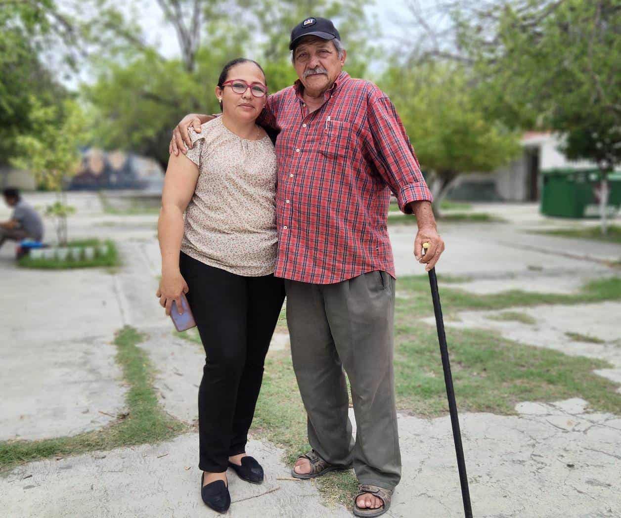 A los 70 años, cumple su sueño de ir a la escuela