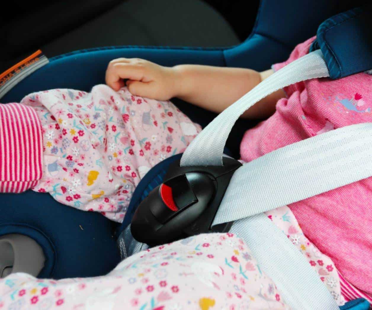 Exigen uso de sillas para niños en autos