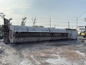  Vuelca pipa de agua por exceso de velocidad