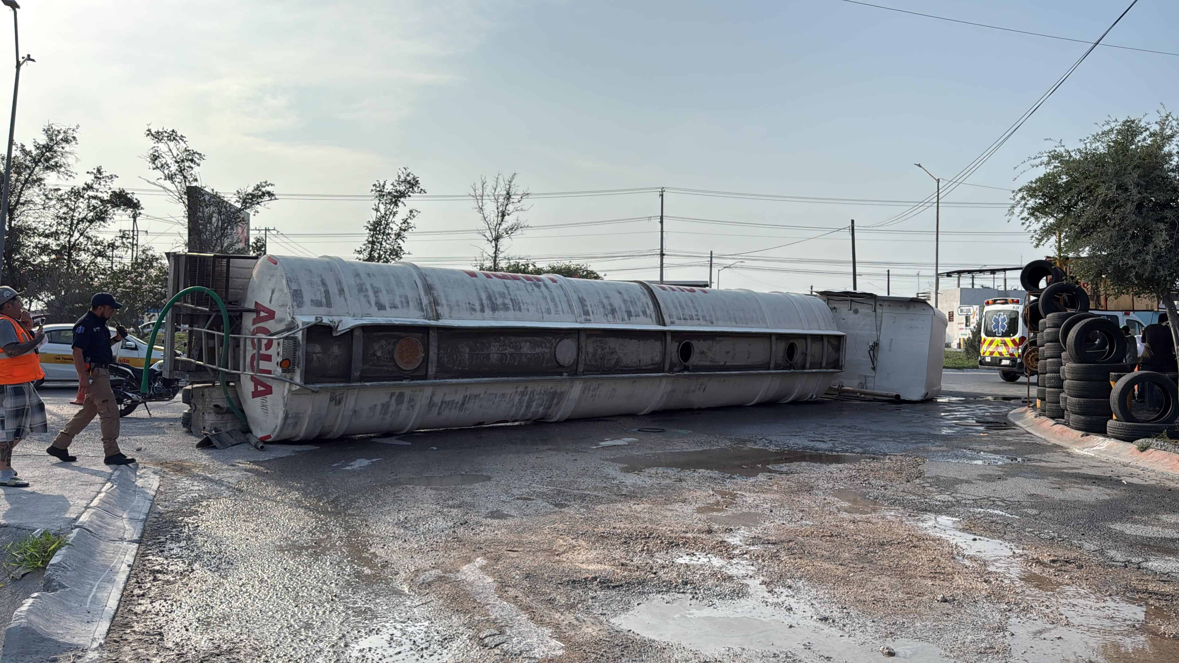  Vuelca pipa de agua por exceso de velocidad