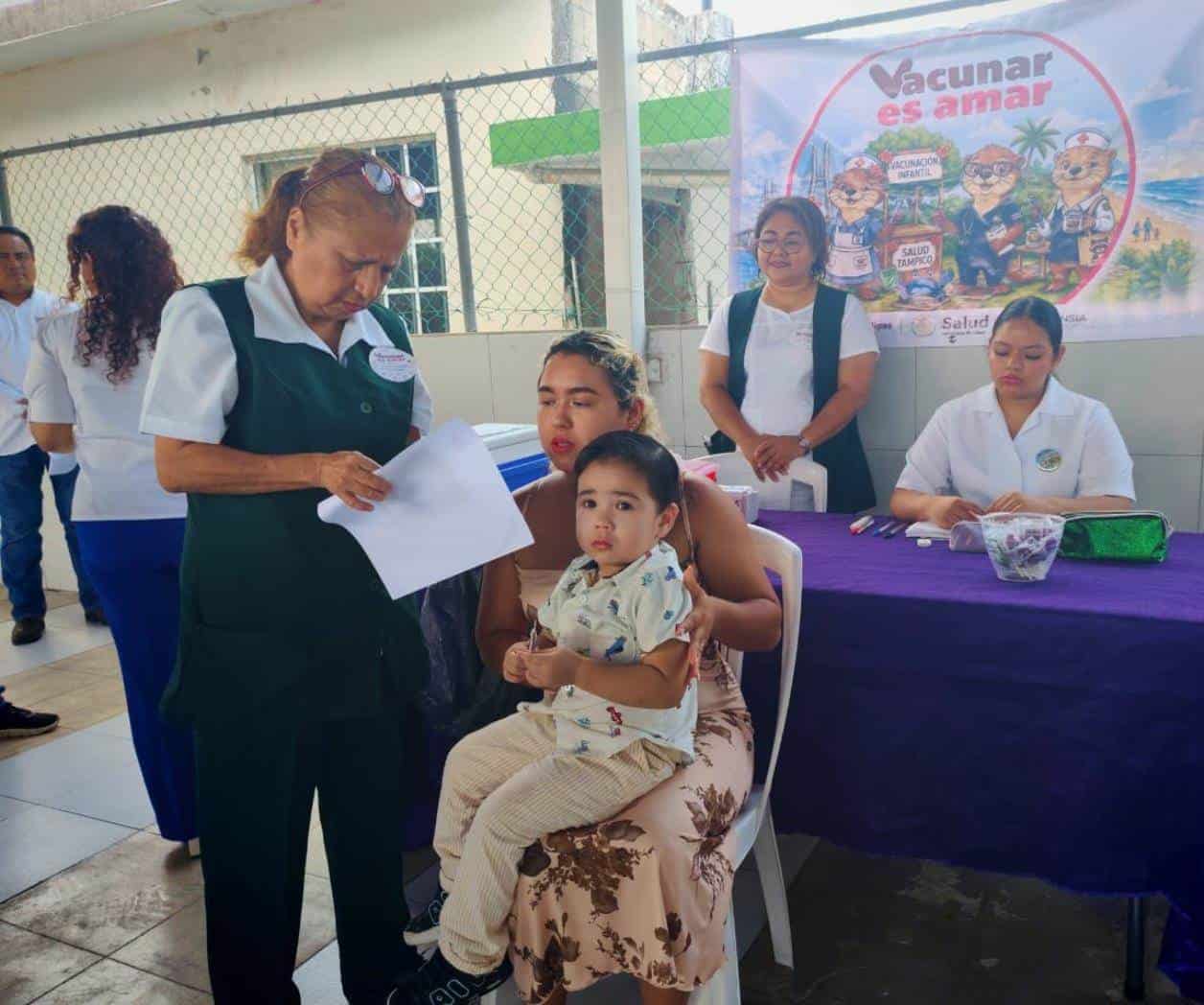Refuerzan protección infantil con vacuna sincitial en jornada