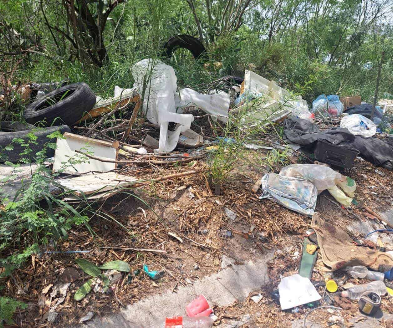 Aparece basurero clandestino en predio enmontado de la Del Valle