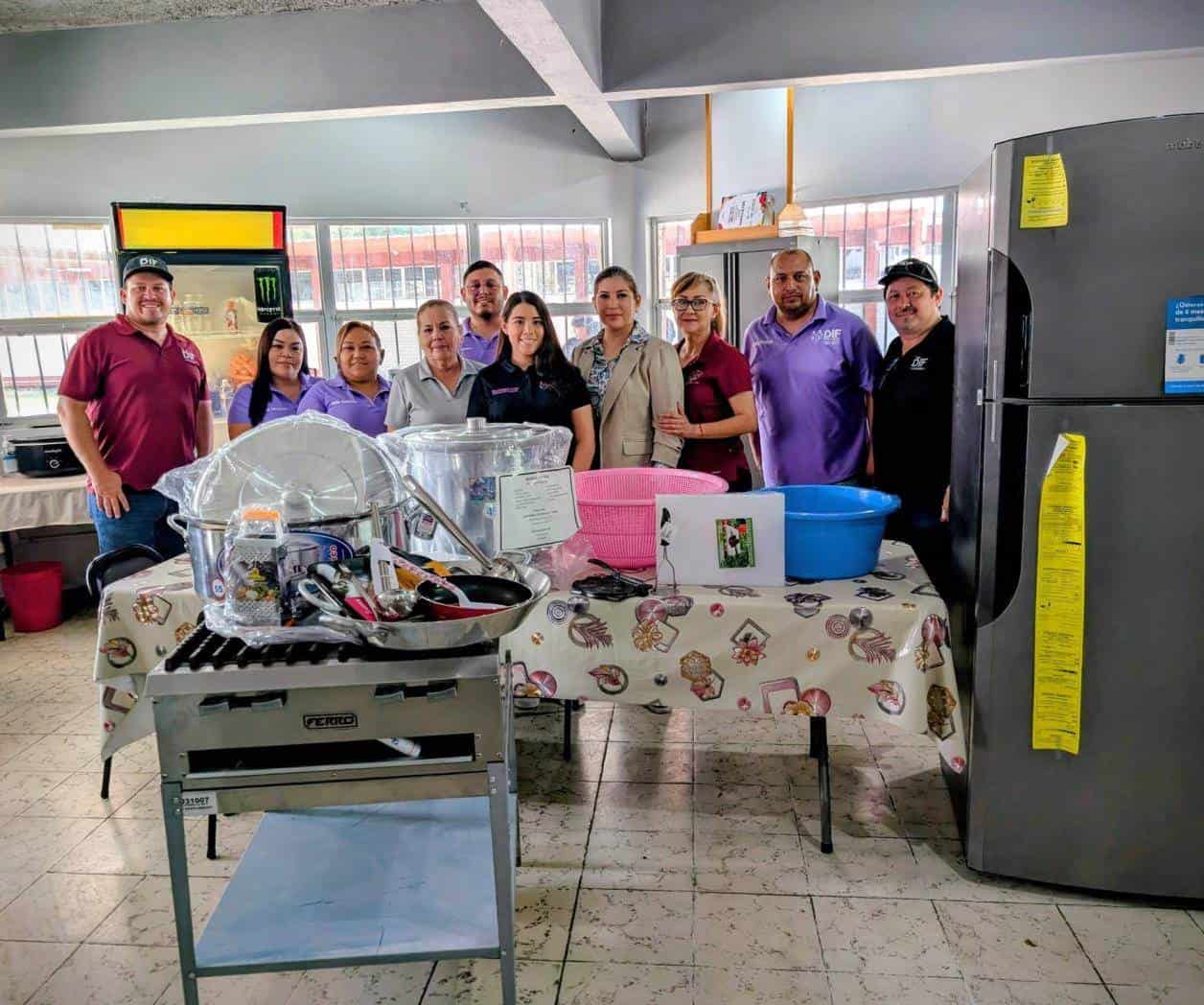 Entregan materiales para los desayunadores escolares