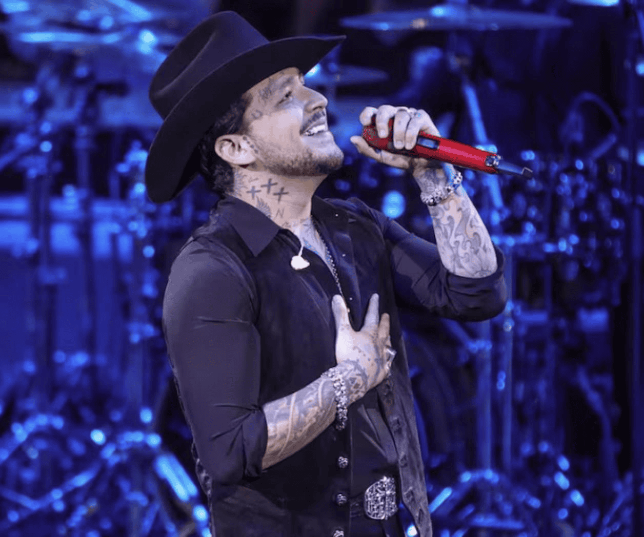 Christian Nodal se sincera sobre su nombre ante fans en Querétaro
