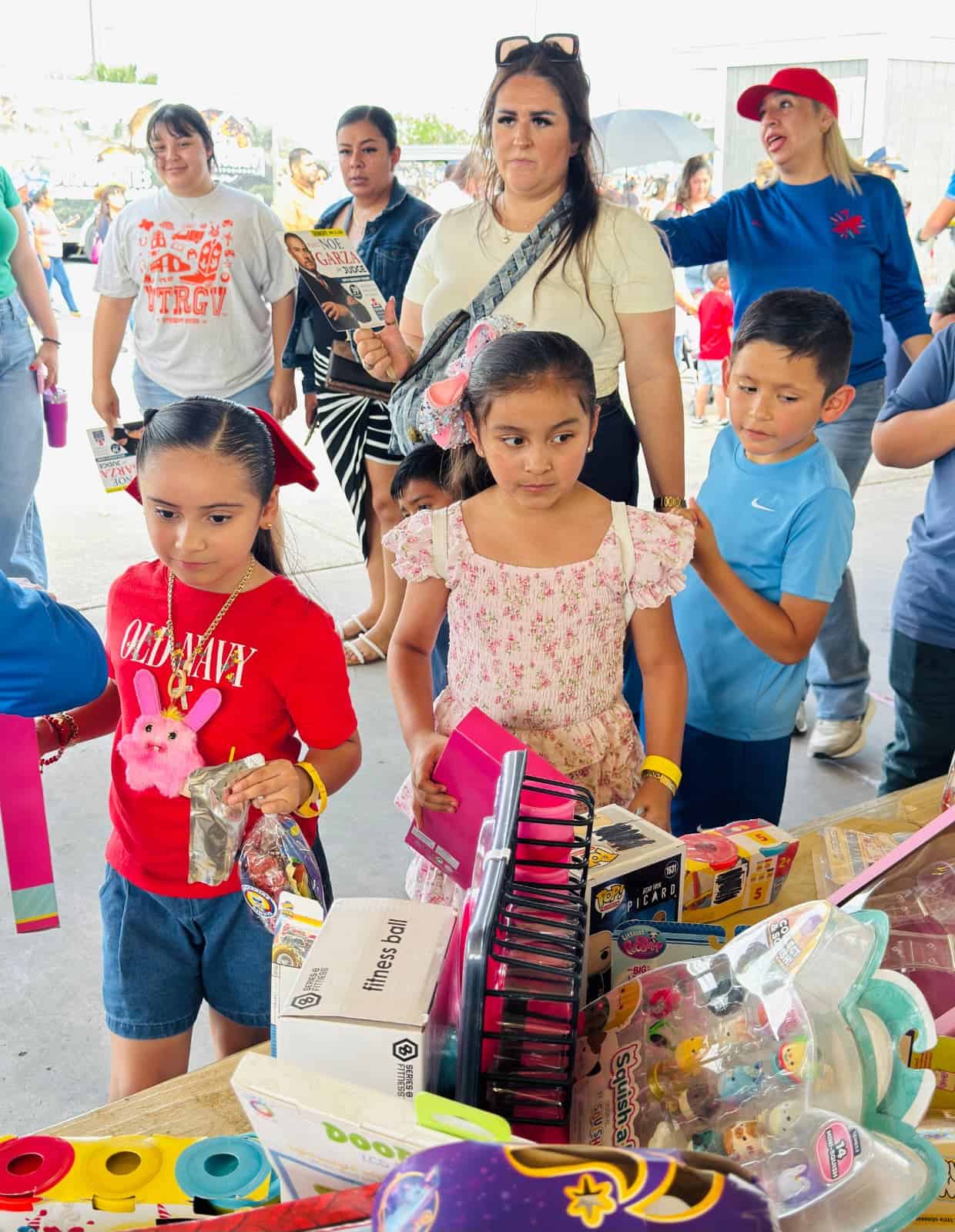 Entregan regalo, jugo y bolsa de dulces a los primeros 1000 niños que llegaron.