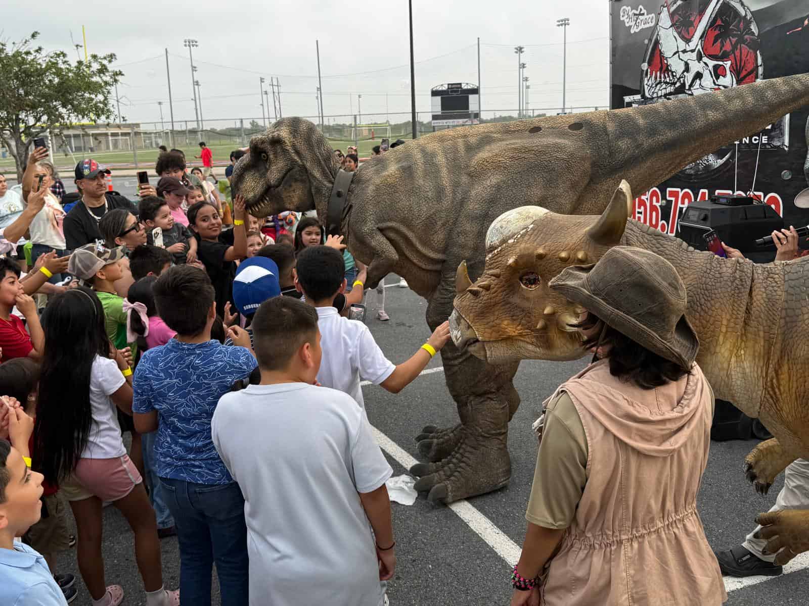 Conviven de cerca con dinosaurios.