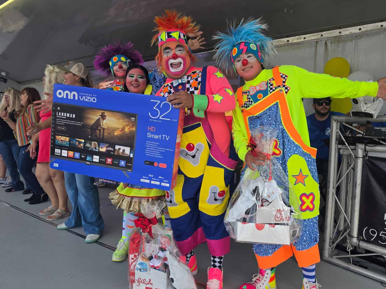Hubo show de payasos y rifas de regalos.