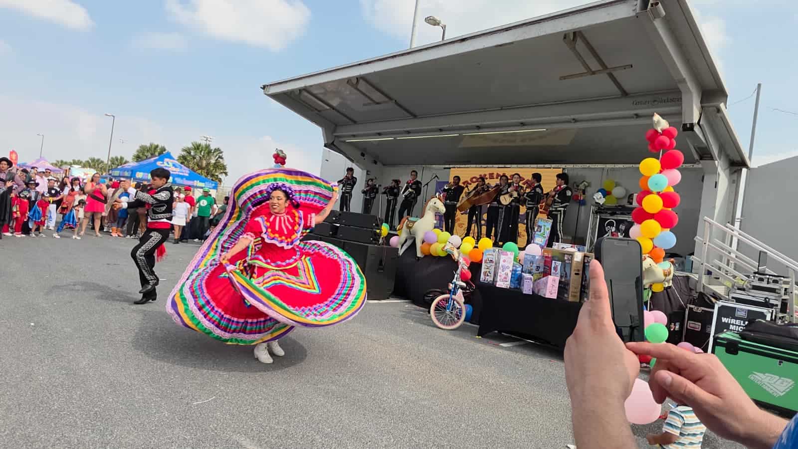 Mariachis y ballet folclórico.